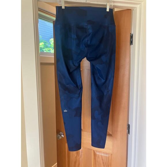 Alo Yoga Air Brush Blue Camouflage Capri Leggings XS Gym Running Yoga - Picture 1 of 3